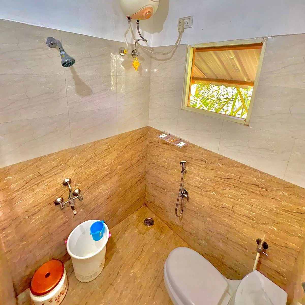 Bird Lounge attached bathroom