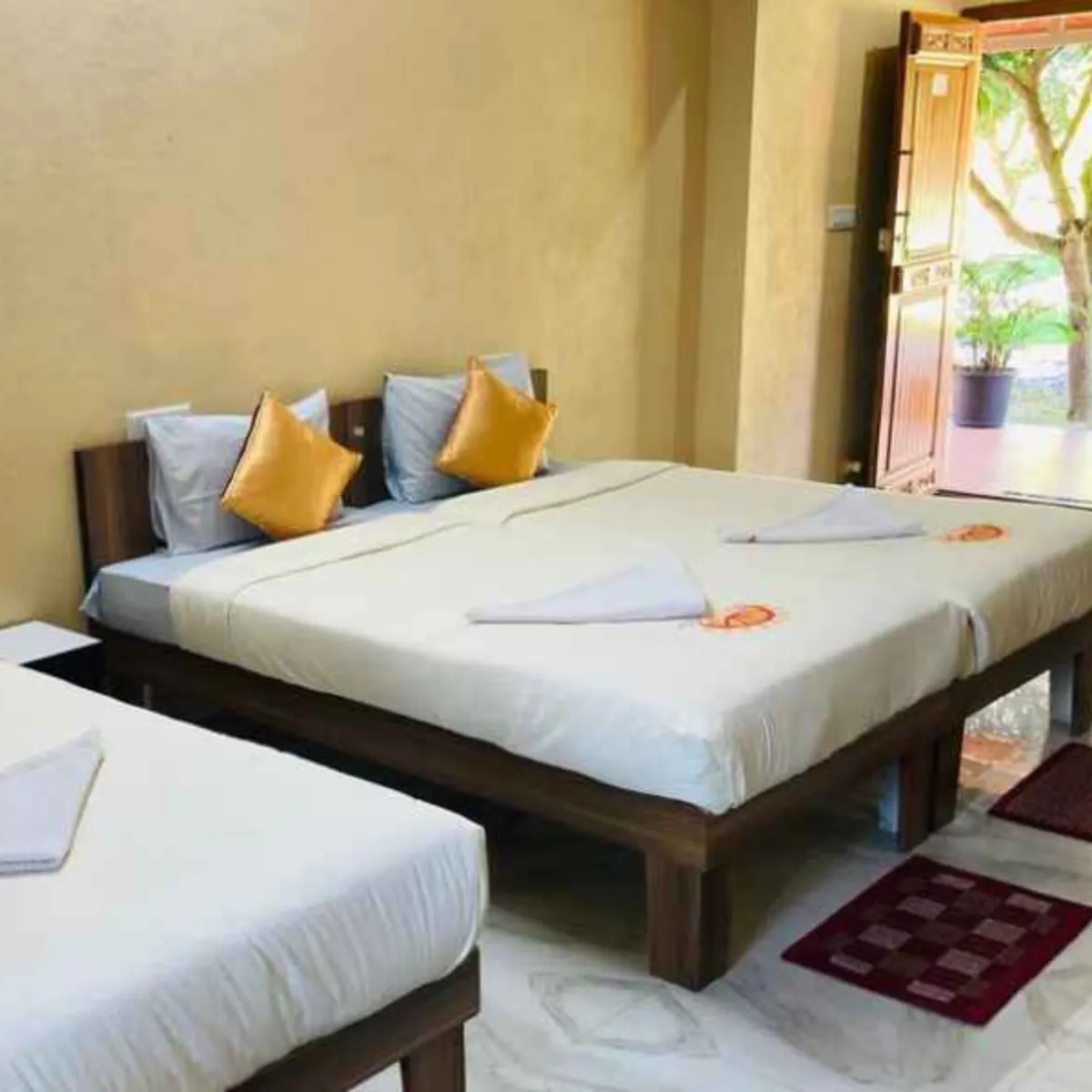 Malgoba 4-sharing room with twin beds and bright wall