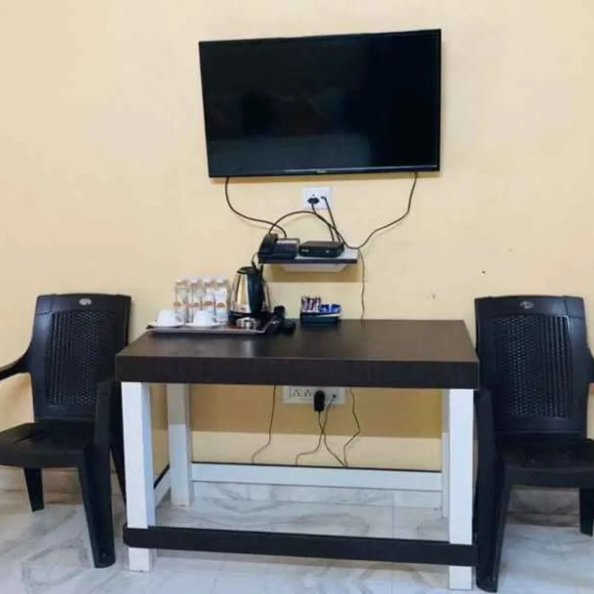 desk with TV and chairs.